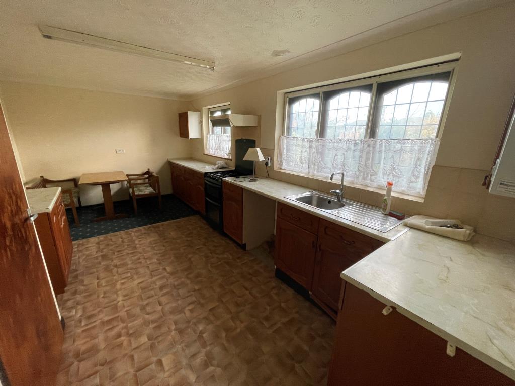 Lot: 135 - THREE-BEDROOM SEMI-DETACHED HOUSE FOR IMPROVEMENT - Kitchen/dining room